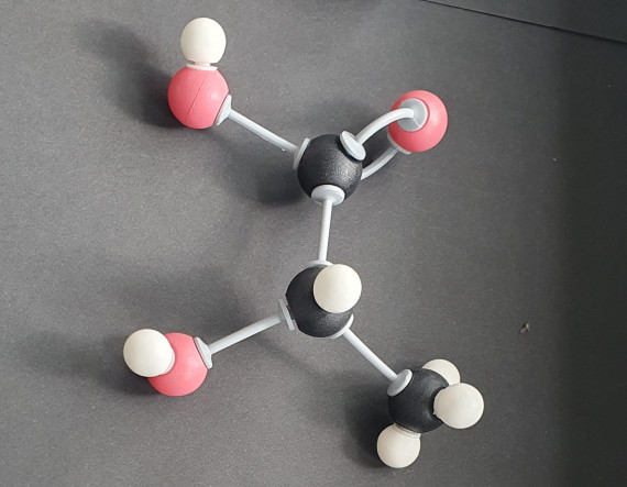 Milchsäure: Formel CH³-CHOH-COOH Molekülmodell